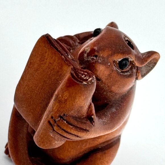 Ojime Bead Netsuke Hand-Carved Wooden Mouse Reading a Book Signed Figurine - Picture 2 of 9